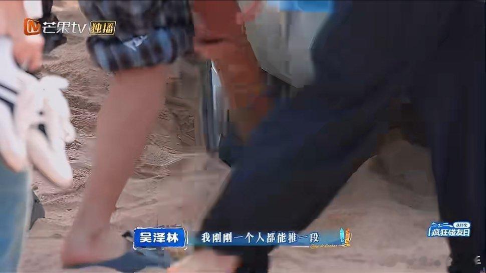 秦岚沈月抬起了2吨的皮卡 谁懂啊！秦岚沈月和大家一起抬起两吨皮卡的瞬间，真的被狠