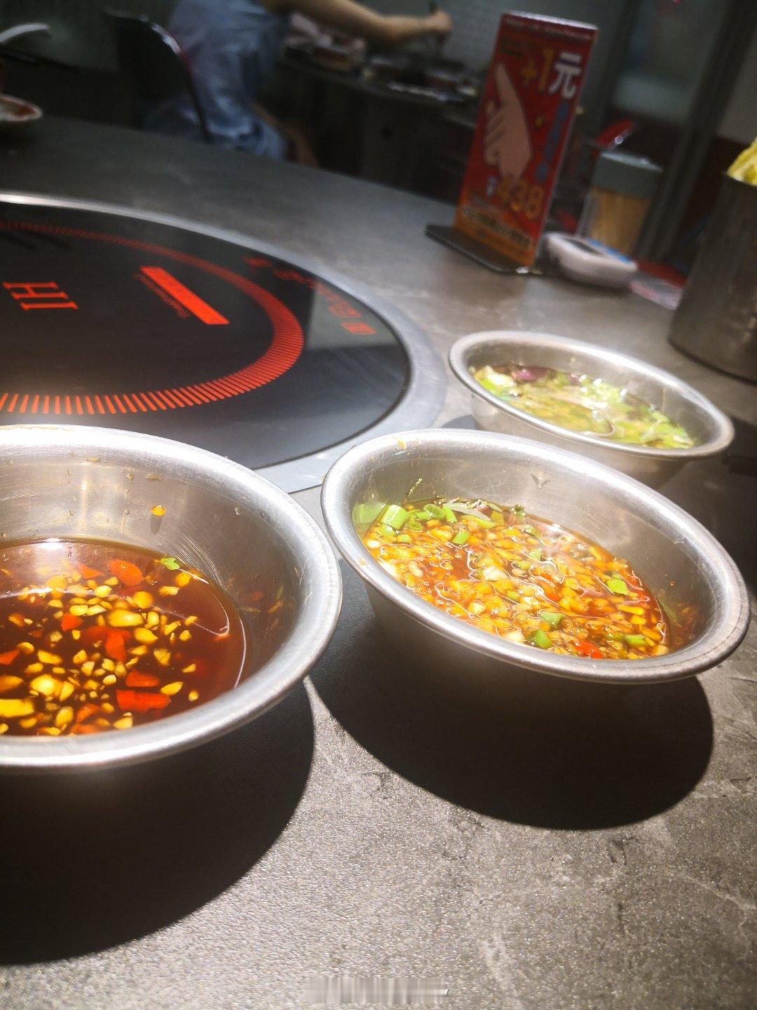 在温泉路附近吃饭，对面桌小哥哥在教长腿小姐姐买股票[泪] ​​​