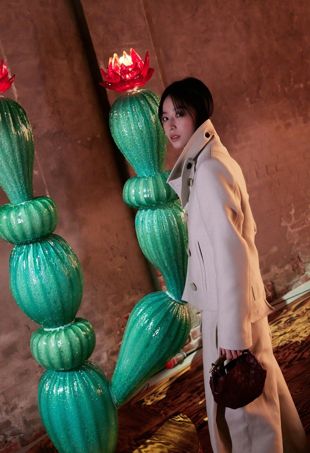 #周雨彤粉色美甲#、#谁给周雨彤做的妆造# 周雨彤粉色美甲，可以有啊，谁给周雨彤