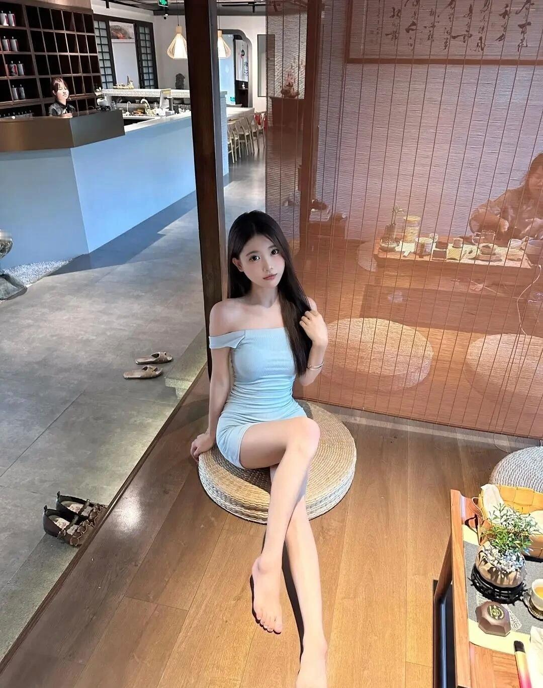 轻盈蓝裙，清新自然，享受悠闲时光浅色蓝裙穿搭 怎么穿出优雅迷人的气质