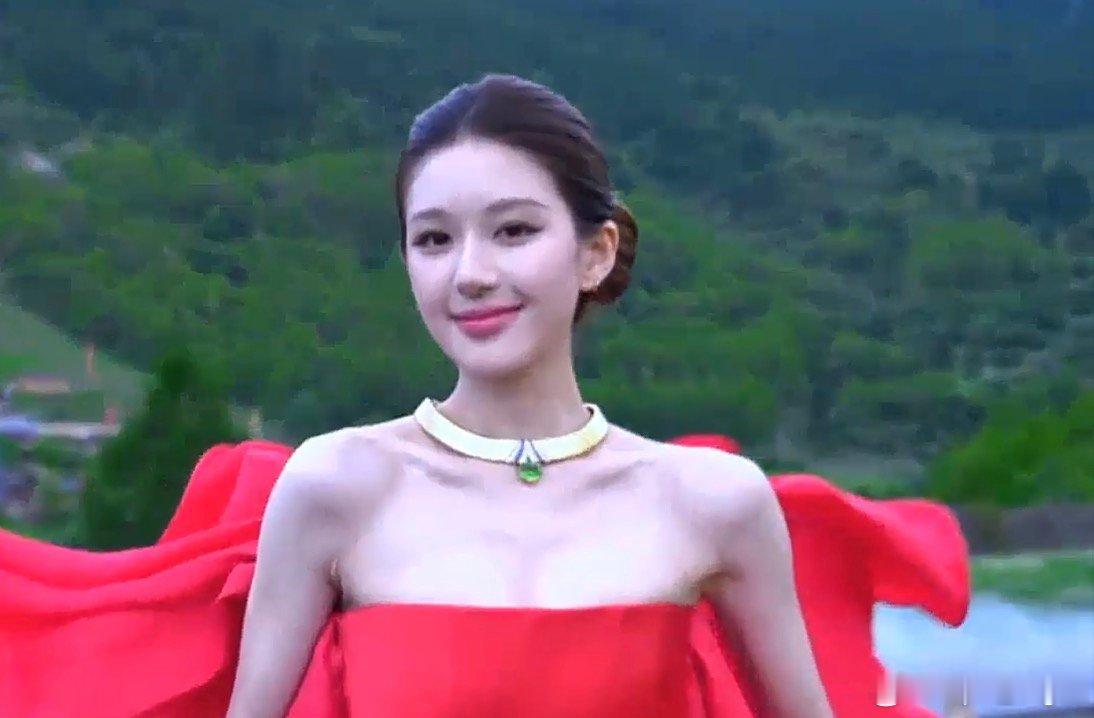 许妍被当成皮套穿走了 许妍再现 许妍再现，怎么看许我耀眼 现实版