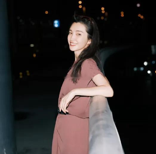 李冰冰启程巴黎，她在深夜拍了一组美照，看上去格外的有意境感，气质超好。 