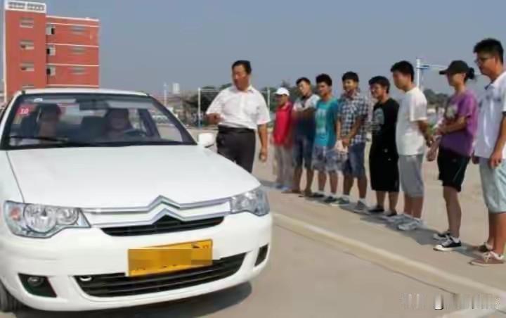 驾校风光不再！高考后没人学车，不是孩子偷懒，是00后算得太精了
 
每年高考落幕