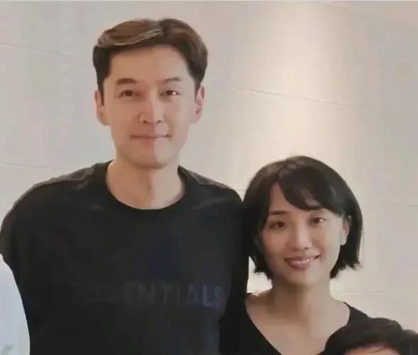 胡歌，在谈及与太太的相处时，展露出了他鲜为人知的柔情一面。他坦言，两人之间更多的