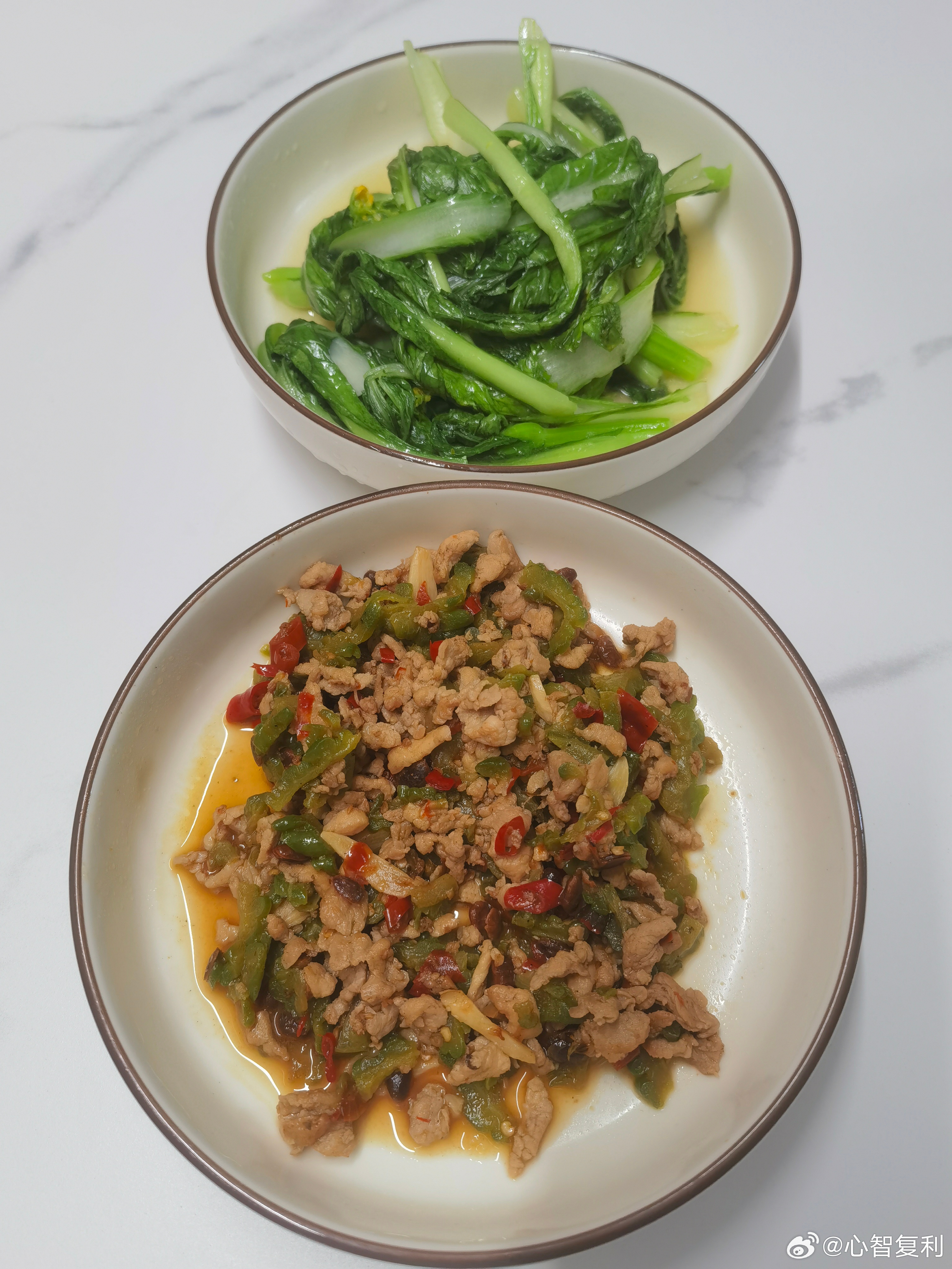 午餐：苦瓜炒肉+清炒菜苔。市场先生在抽风，我们没必要跟着疯。还是要好好吃饭，静静