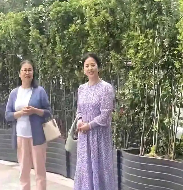刘晓莉凭什么能胜过刘亦菲？66岁哈尔滨街拍曝光，全仗这根硬骨头 