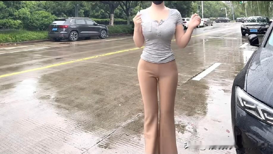 又是在马路上拍，这些人就不能挑个不影响他人的地方吗？