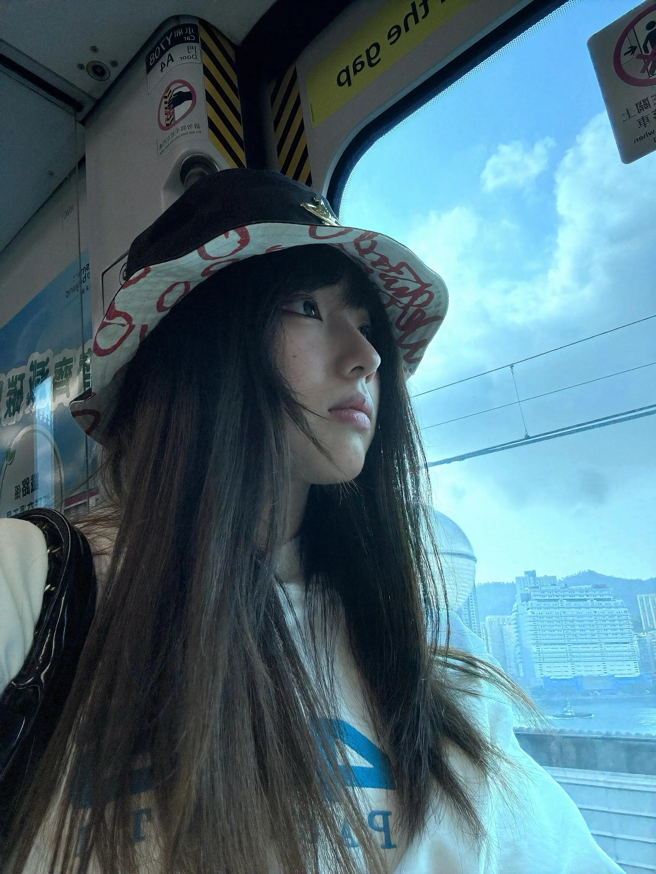 世上很多东西可以靠努力争取 唯独拥有一位有情有义的爱人 需要一些运气