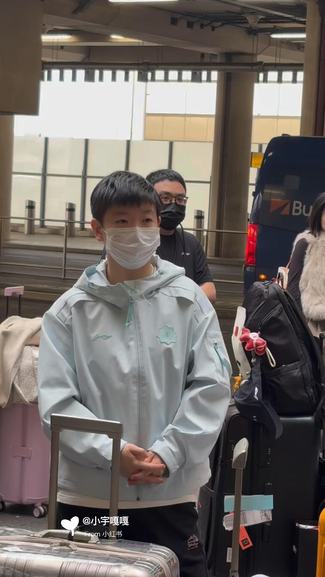 孙颖莎到达了伦敦，粉丝又拍到了乖乖的孩子，真板正，像小学生外出怯怯的！
站着不知