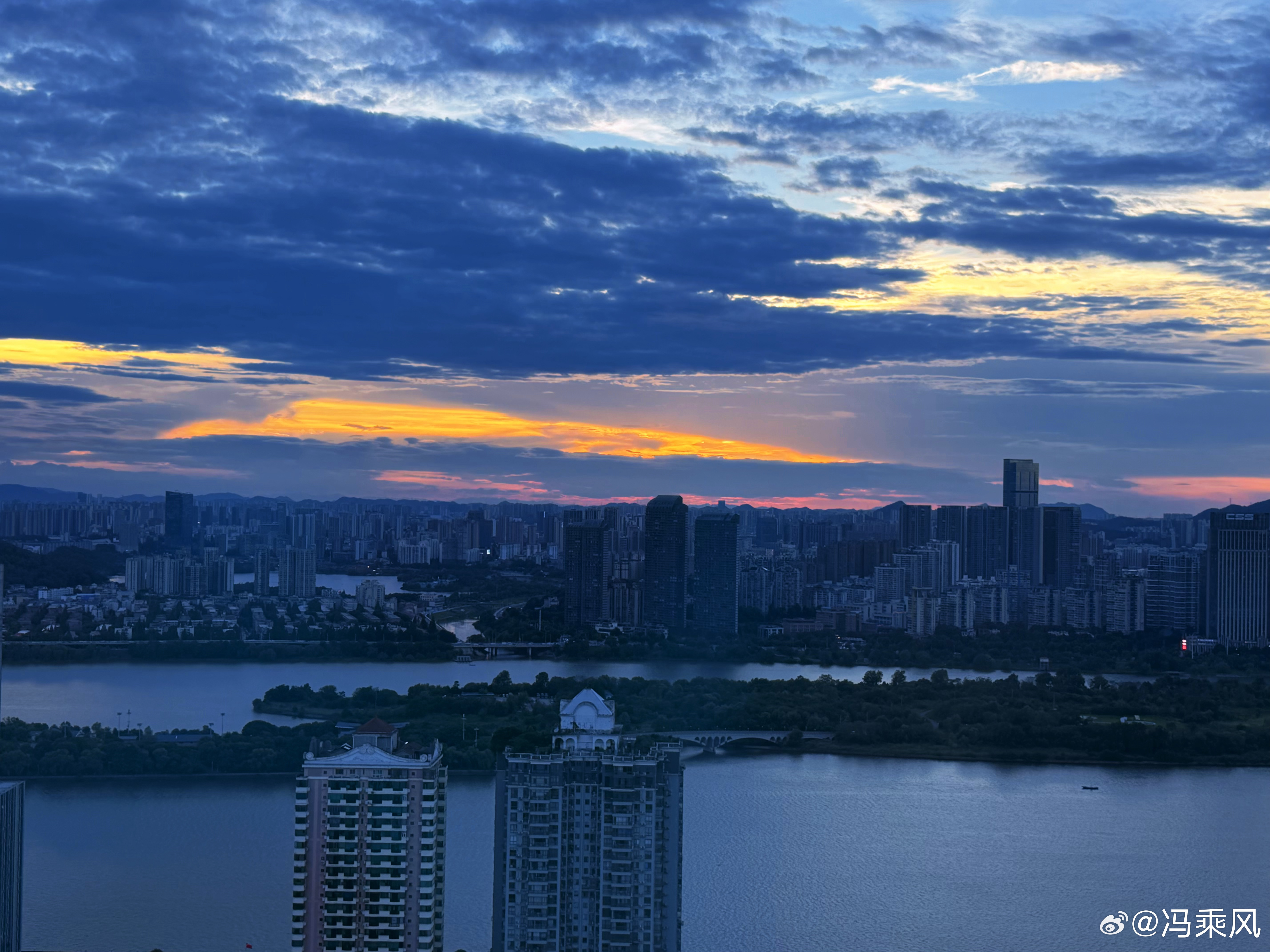 留了一日，看到长沙晚霞。乘风游记 长沙