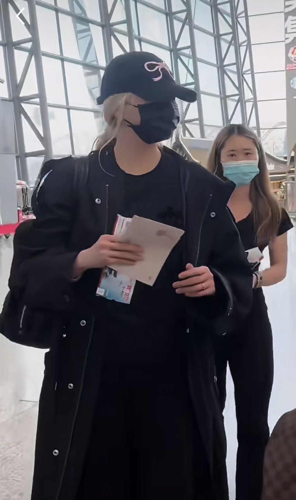 关晓彤左手无名指戒指关晓彤无名指戴戒指了  关晓彤现身机场，左手无名指戴戒指了 