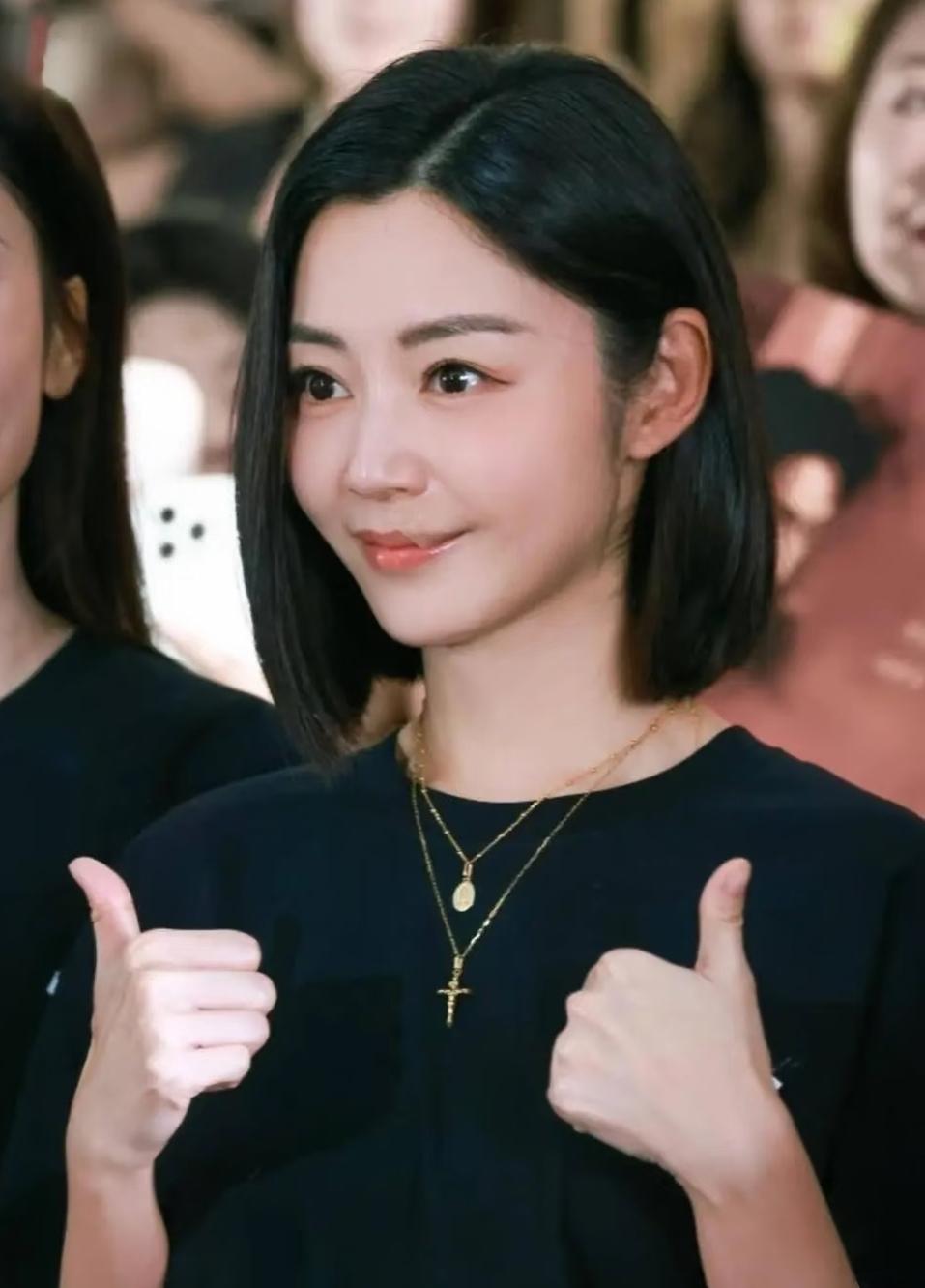 大家有没发现演员卫诗雅长得很像豆包的logo，憨憨的可爱！