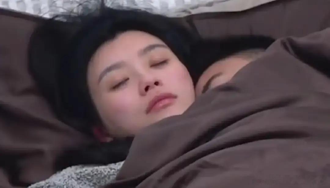 何猷君追奚梦瑶，约饭6次，全被拒。 他想不通。自己是赌王儿子，斯坦福毕业，智商1