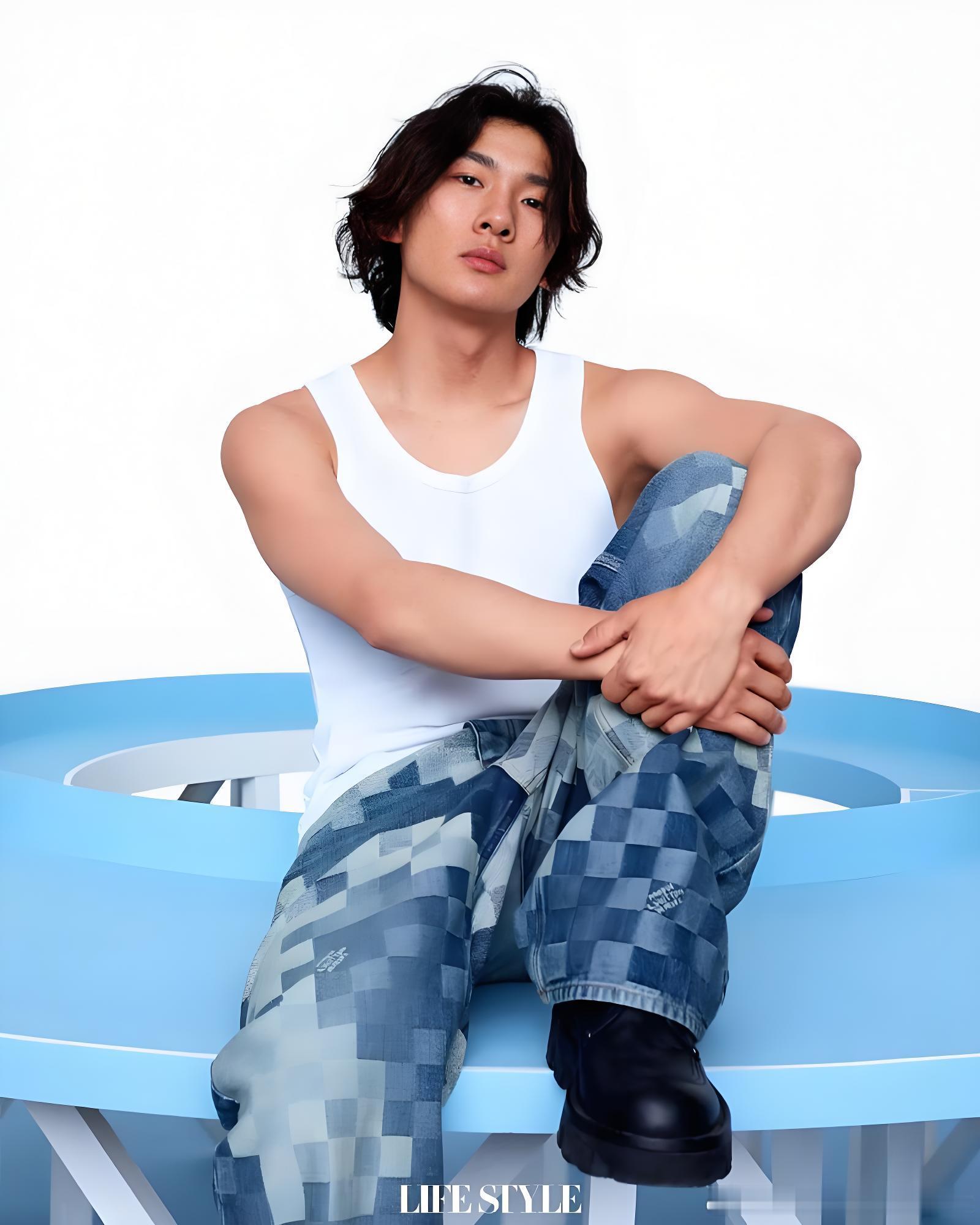 天选守护者苏翊鸣 十八岁前，他已在多个世界里游刃有余：是镜头前灵气十足的小演员，