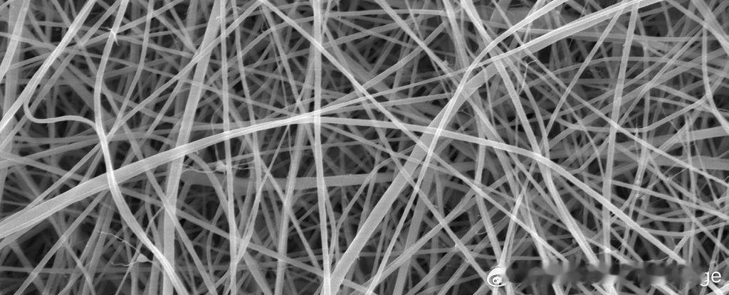 最近，科学家做出了世界上“最细的面条”，直径仅有372纳米。怎么形容呢？你的一根