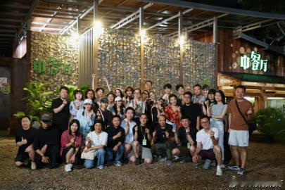 中餐厅收工合照 收工的瞬间是一种幸福与满足，王俊凯的比心不仅传达了祝福，更让所有