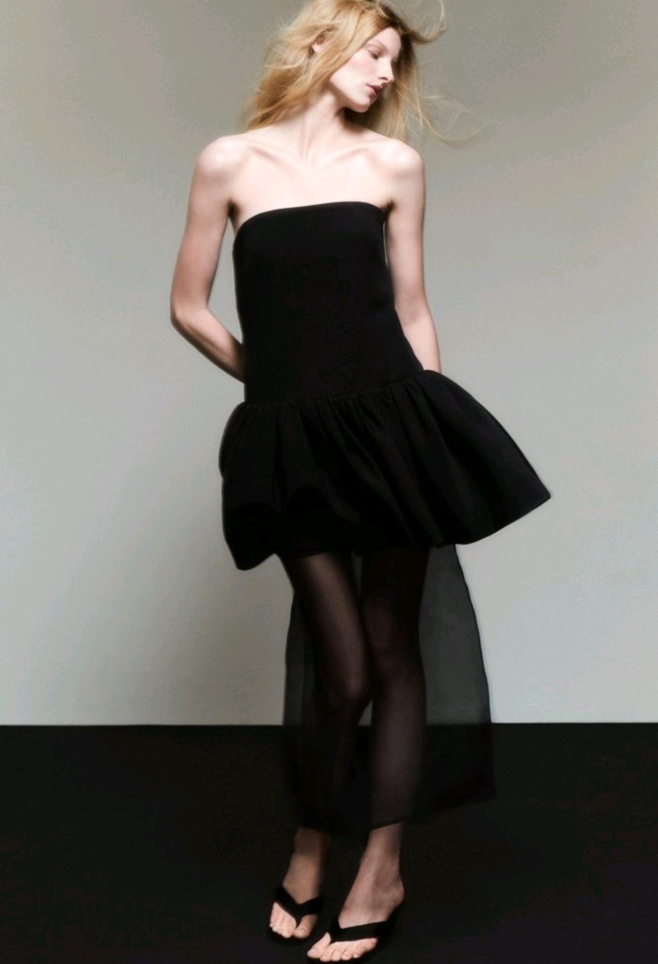 Lela Rose 2026早秋系列，在面料上做了一场温柔的实验。硬挺的斜纹软呢