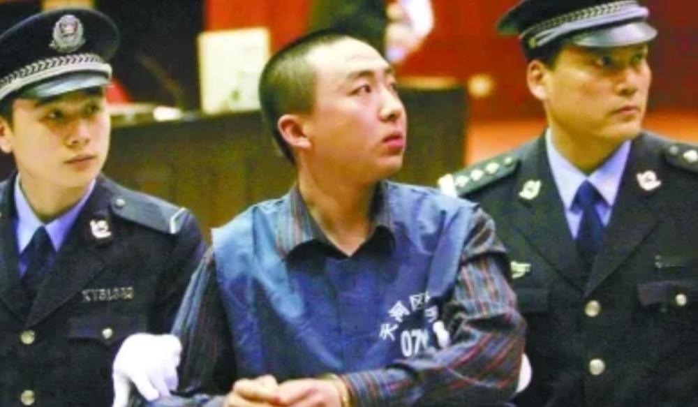 “银行的失误凭什么判我无期！”2006年，山西小伙在一故障ATM机上多取17万，