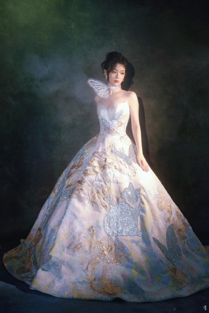 代露娃什么时候原谅现偶现偶本子快点递给代露娃啊谁懂啊代露娃的晚会造型都快被盘包浆