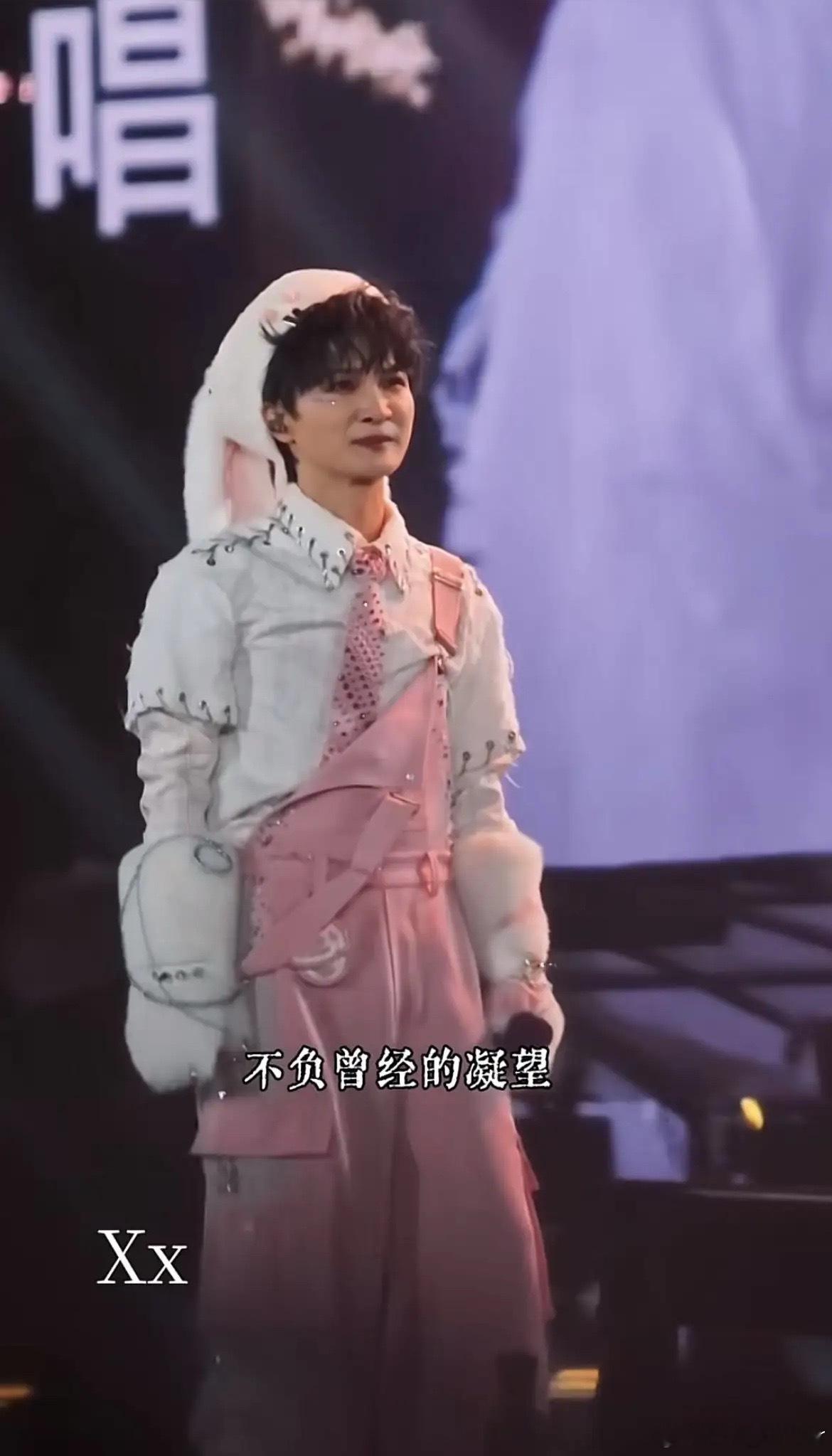 昨晚北京演唱会可以说真是一场空前的国宴！限定曲唱了《我和我的祖国》，这首红歌可是