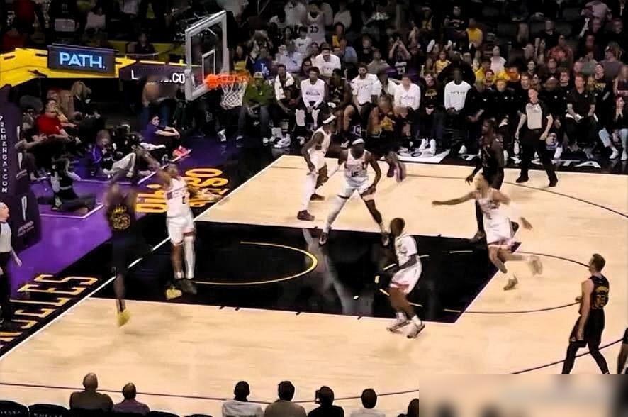 一个41岁老头瘫坐在更衣室长椅上，喘着粗气连鞋带都没力气解，嘴里嘟囔着只想赶紧回