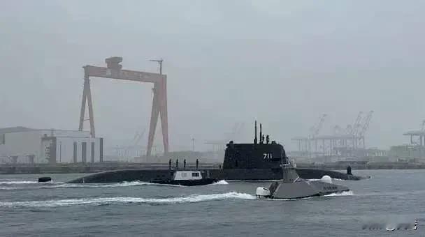 台“国防部”2月6日宣布，自造潜舰海鲲号将进行第10次出海测试，第四次浅水潜航，