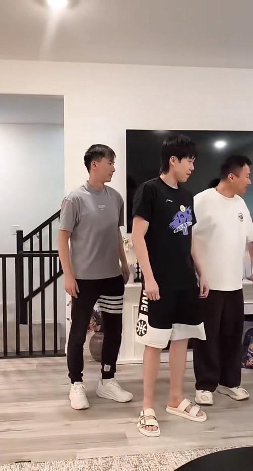 真正关心你的人从来都不是用嘴巴说说而已，一个不起眼的动作都会温暖你的心[比心]