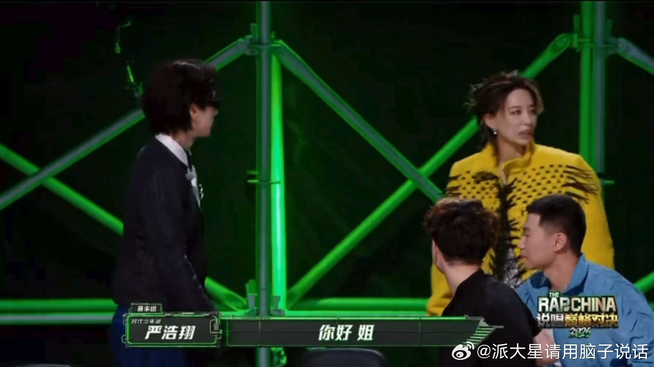 他跳S步时整个肩胯都在律动，李斯丹妮走近他偏头扬手"来啦~"尾音带笑，舞步都没断
