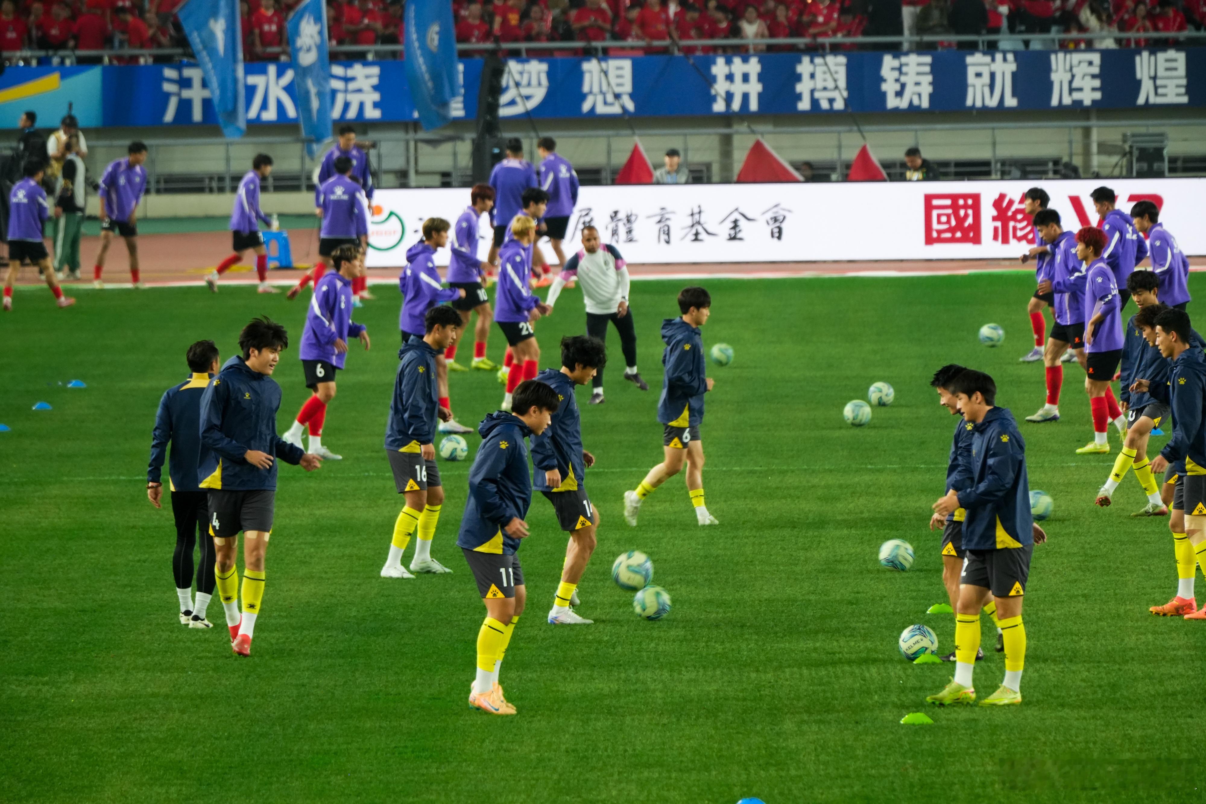 苏超现场最特别的应援蓝海  苏超总决赛现场，那片“蓝色应援海”格外震撼，球迷身着