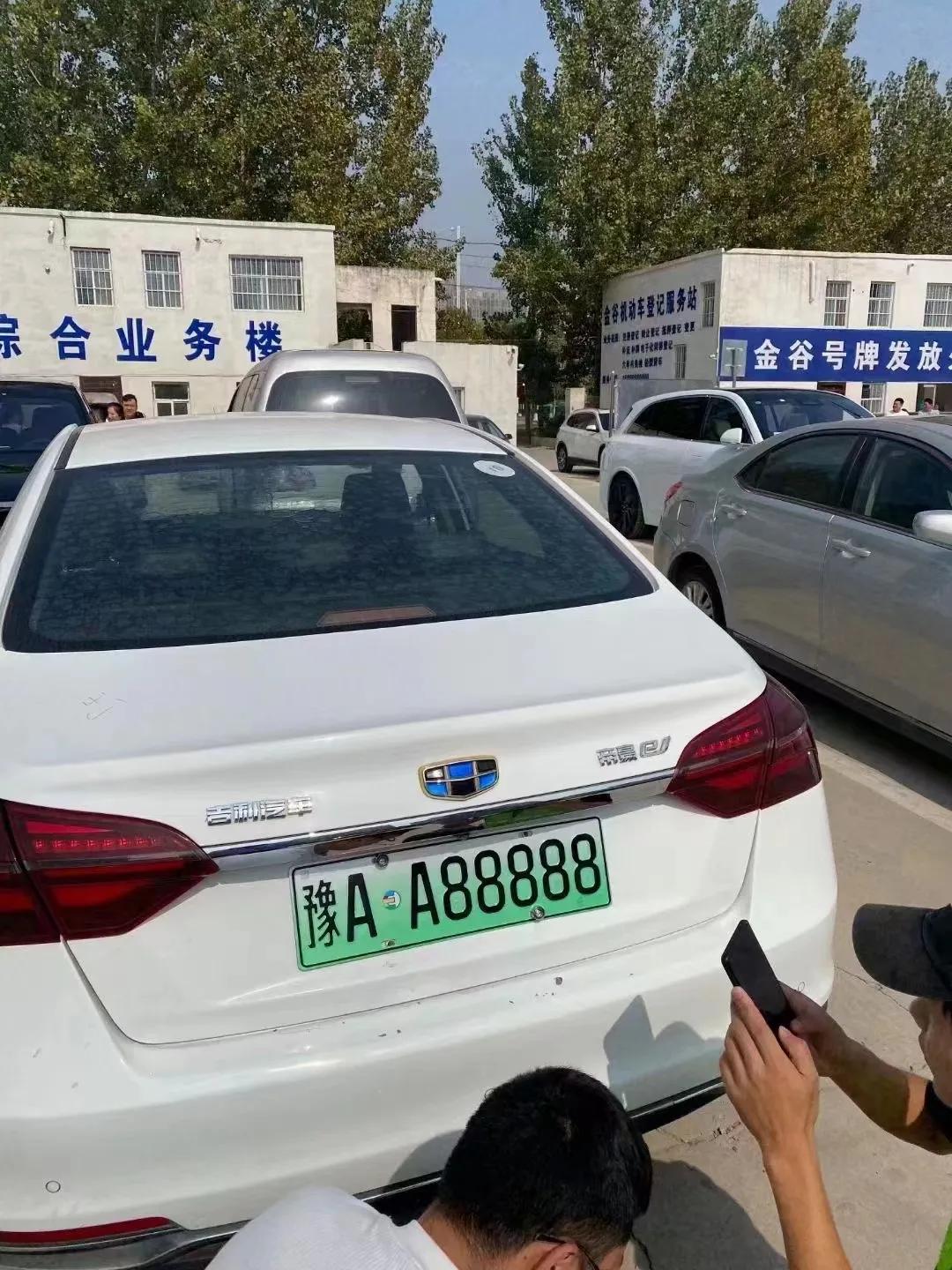 这位开帝豪EV的小哥运气真好，直接五个8炸弹号，就问你羡慕不？#选车牌那些事#