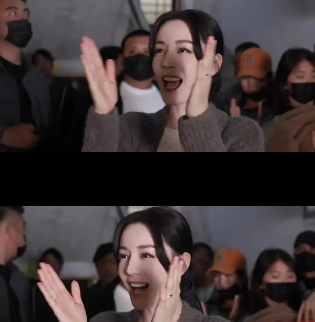 迪丽热巴新剧刚杀青。有路人看到她左手戴了枚素戒，一下子网上就议论开了。
 
结果