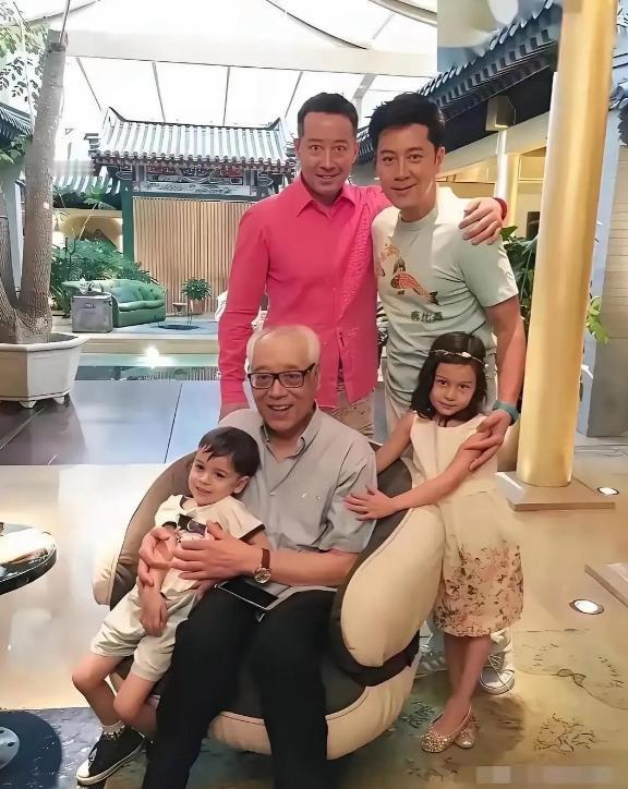 蔡国庆给亲弟弟发了20年工资，月月2万，拢共480万，就干一件事，在家伴着爹妈。
