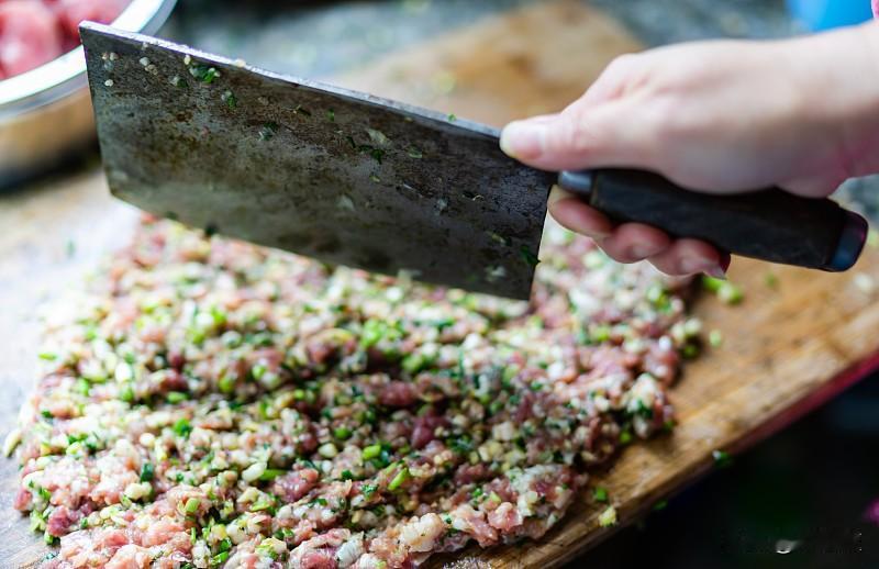 巧制肉馅。
将肉放入冰箱里完全冷冻后取出用擦菜板插入很容易就人擦，把冻肉成细条再