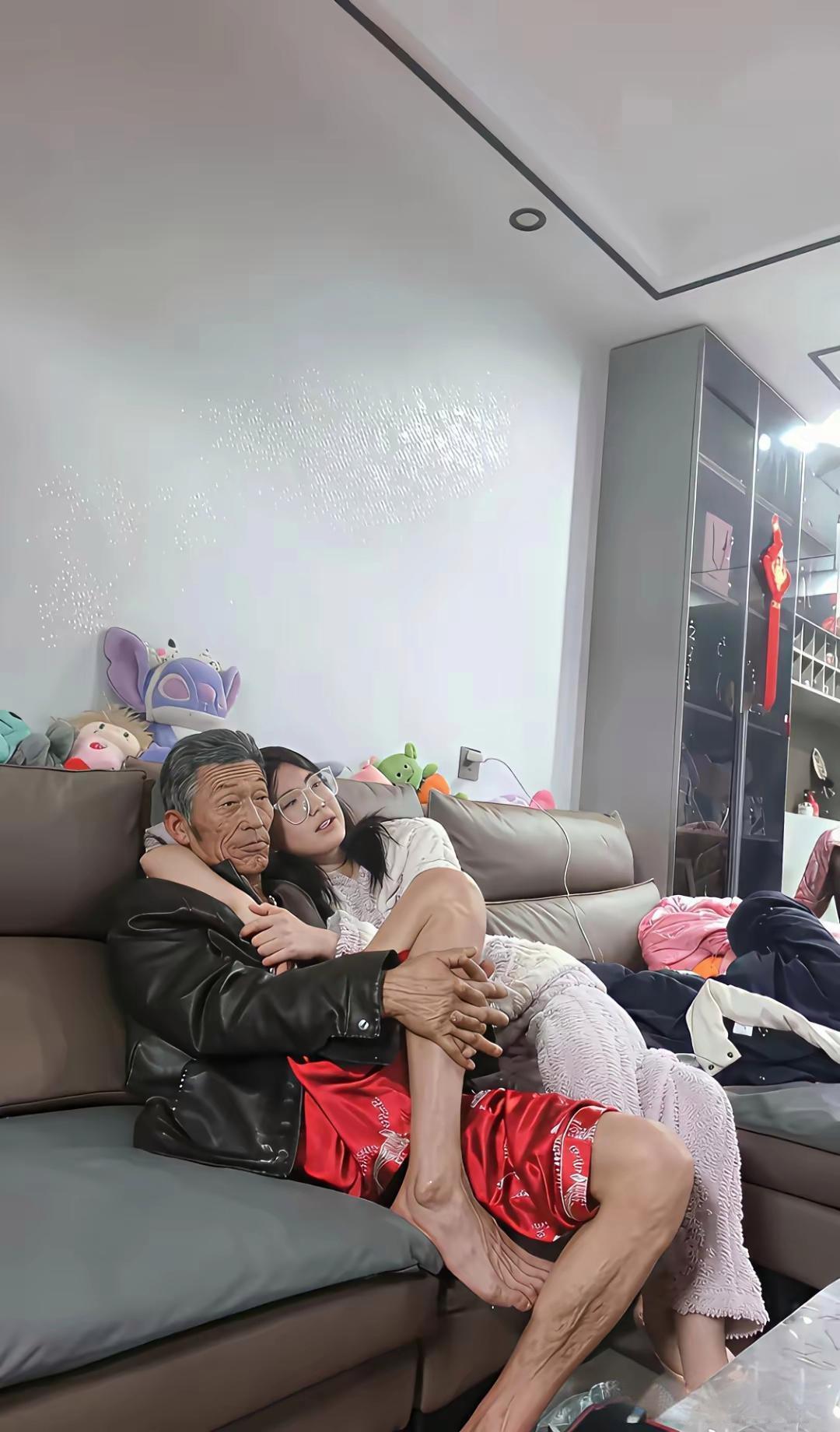 事实证明！这就是隔辈亲，被爷爷宠大的孩子，长大了爱爷爷。 