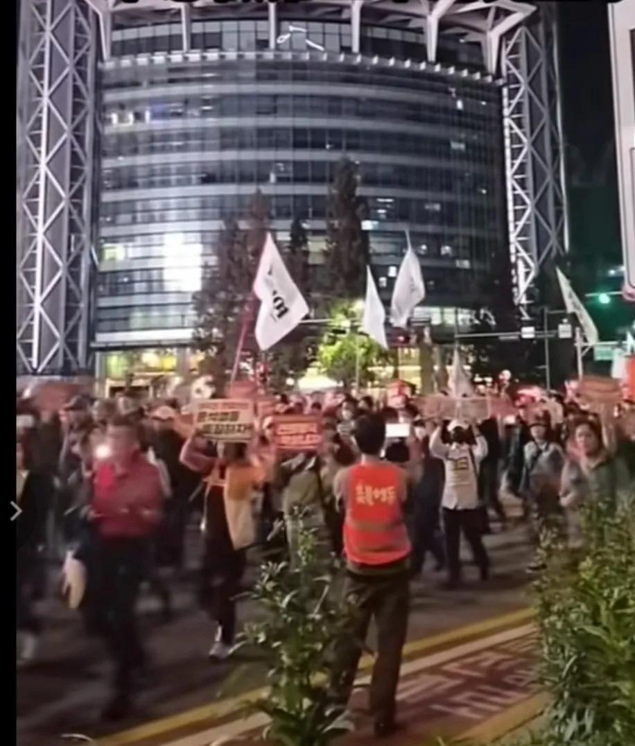 韩国现状：民众深夜游行，高喊不愿意做第二个乌克兰。
 
近日，韩国多地爆发了深夜