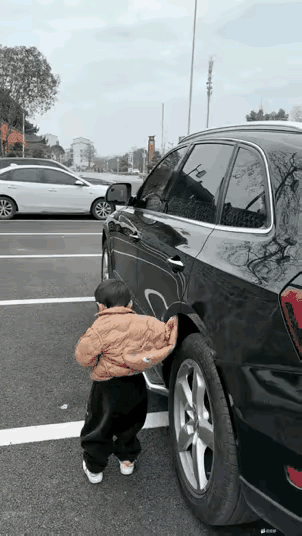 突然发现，现在的孩子真是聪明！这么小就知道怎么处理这样的应急事儿！比他那二货爹强