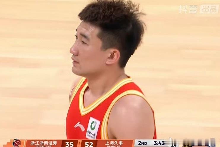 广厦男篮vs上海男篮孙总在场基本上不是摊手就是抱怨队友我给广厦出一招，让孙总安心