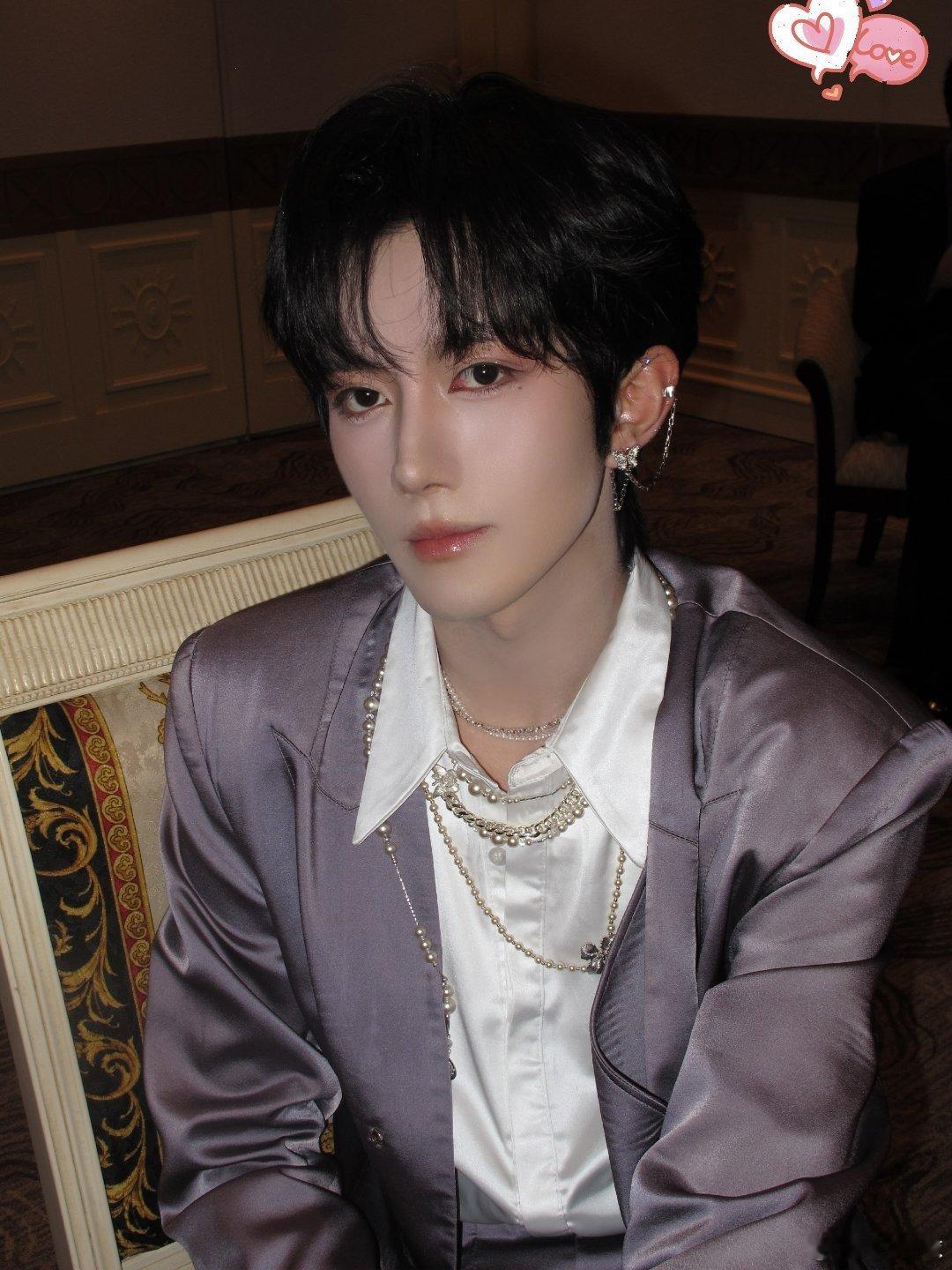 黄星后面有个邱鼎杰看似不经意的同框，其实是宣布主权