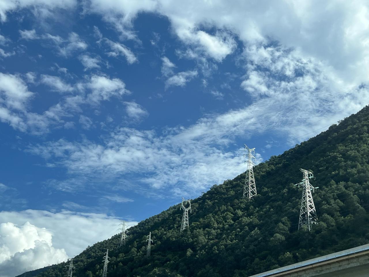 可以分享一张你拍的天空美照吗雅西高速的天空，还未到达目的地，心已经飘远。