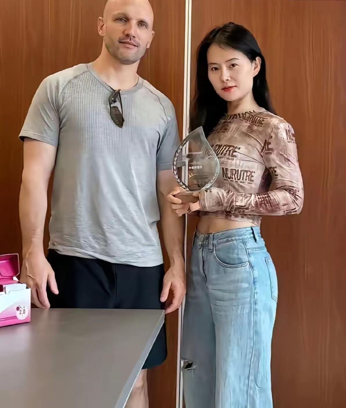 小易离婚要赔200万，

美国老公躺平装可怜，

她拍视频时早该看清。

她不是