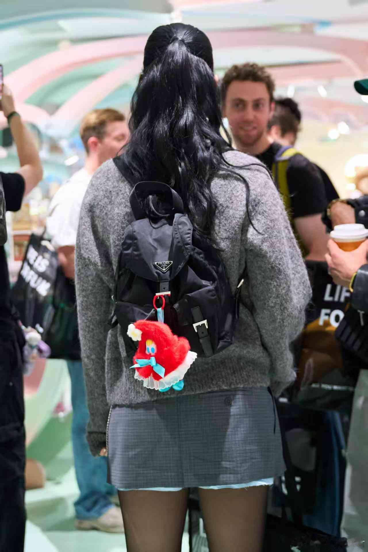 水果姐中国巡演圈粉名场面！太圈粉啦～ 乖乖跟着指引朝拜四方，眼神专注又带着点可爱