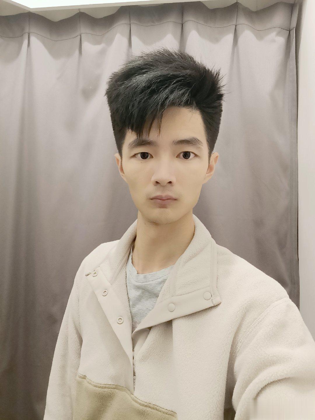 #超模日志# 说到我的模特工作经历，最早是帮朋友拍一些服装宣传图，后面就开始自己
