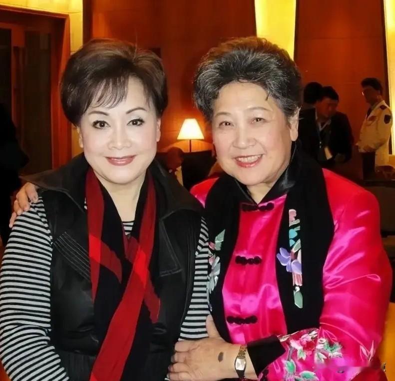 十几年前，歌唱家李谷一、电影表演艺术家陶玉玲相聚合影。陶玉玲老师面带“二妹子”标