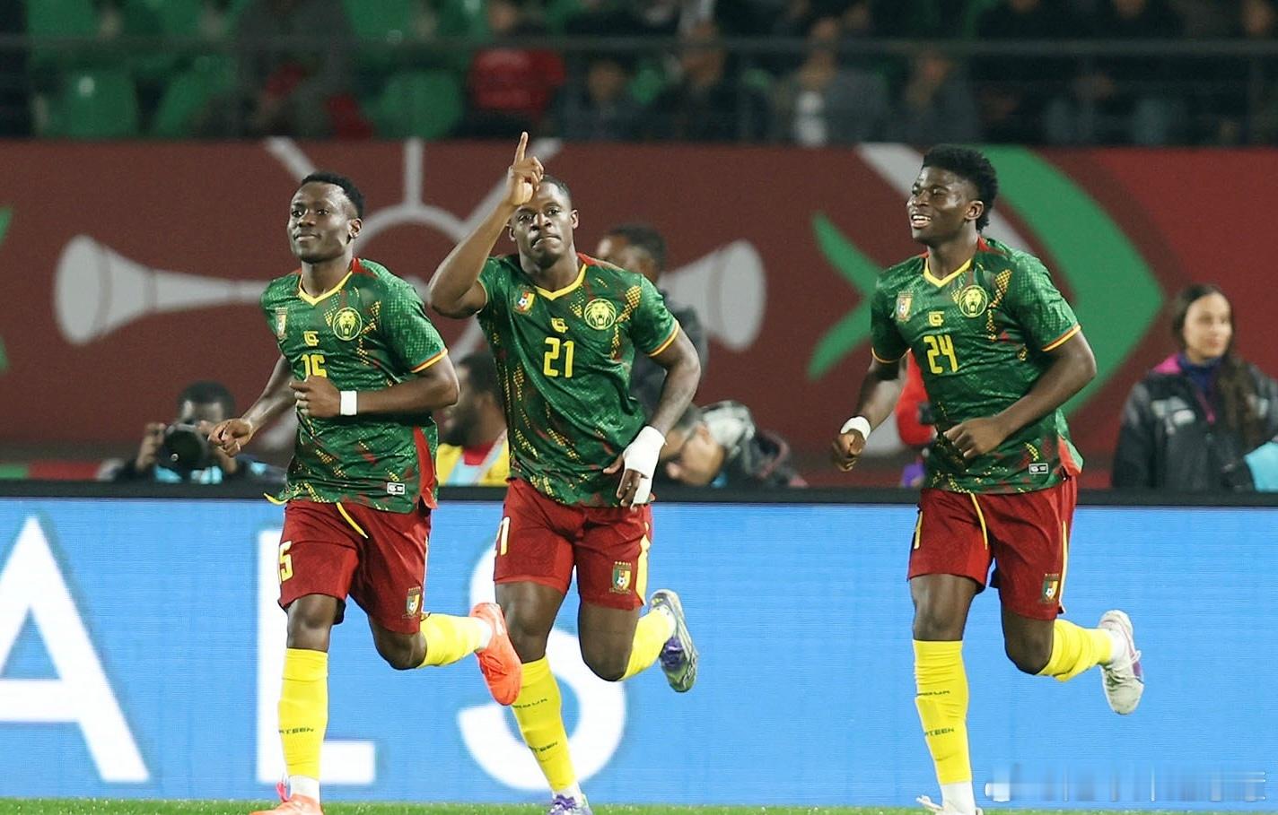 12月25日讯 昨夜今晨，非洲杯小组赛首轮最后四场较量全部落下帷幕，多场对决上演