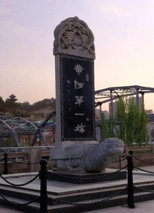 天下黄河第一桥中山桥等候夜幕降临，解锁中山桥最动人的模样。落日隐于山峦，暖黄色灯