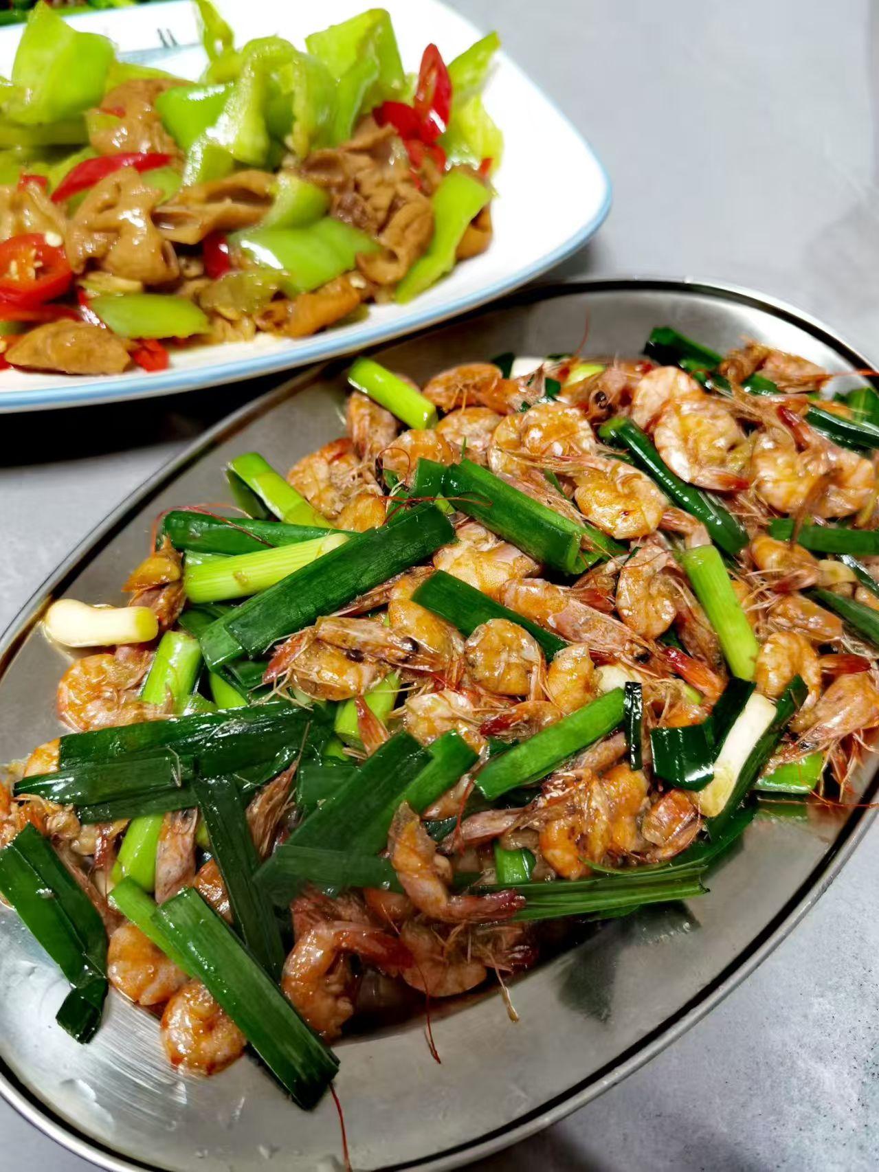 鲜嫩多汁的虾仁，搭配翠绿的葱段，色香味俱全！🍤🥗