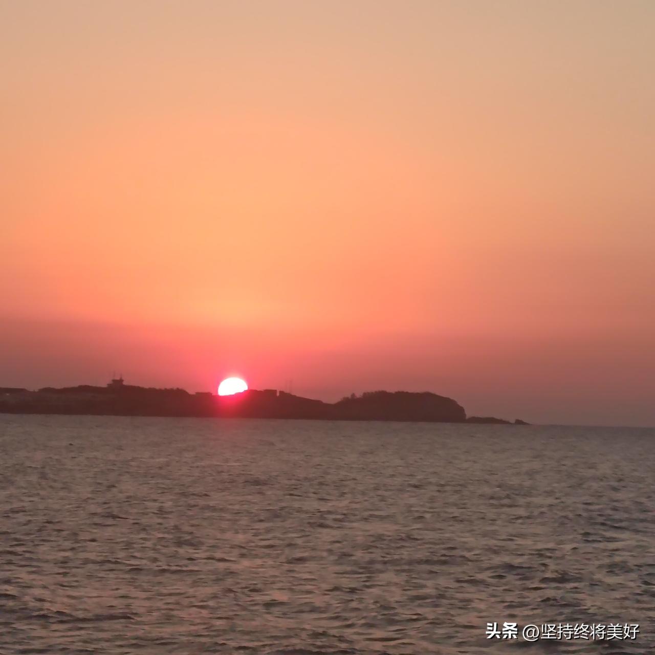 年过七十，身体调节能力下降，有些“养生”反而伤身。医生提醒，这4件事别乱做：
