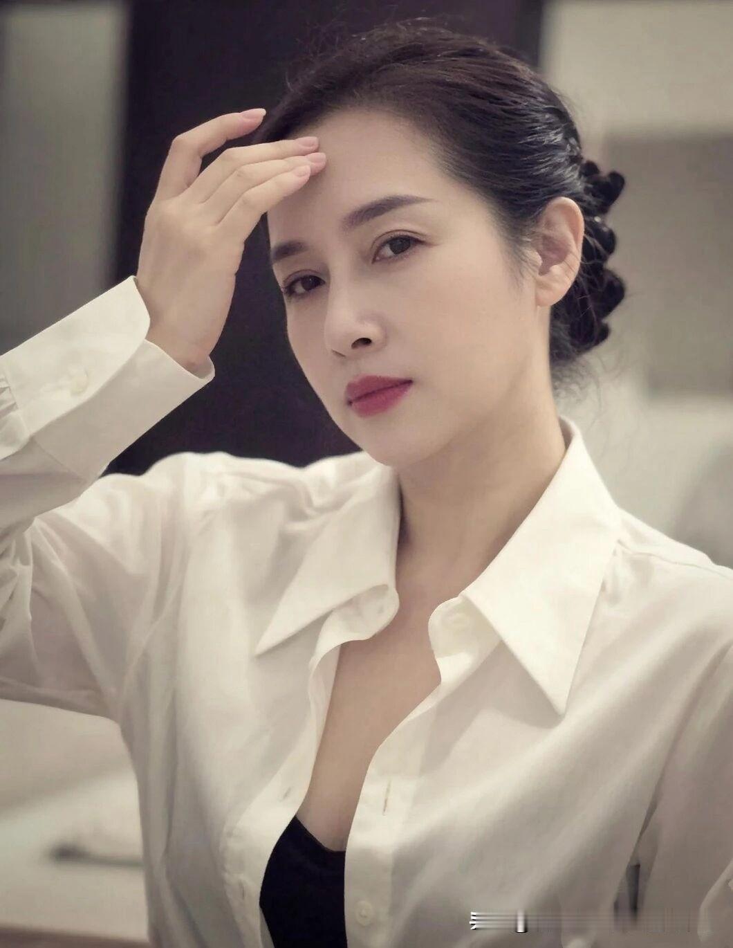 中年女人真有那么大的魅力吗?气质穿搭怎么穿才恰到好处? 每日搭配分享·时尚穿搭