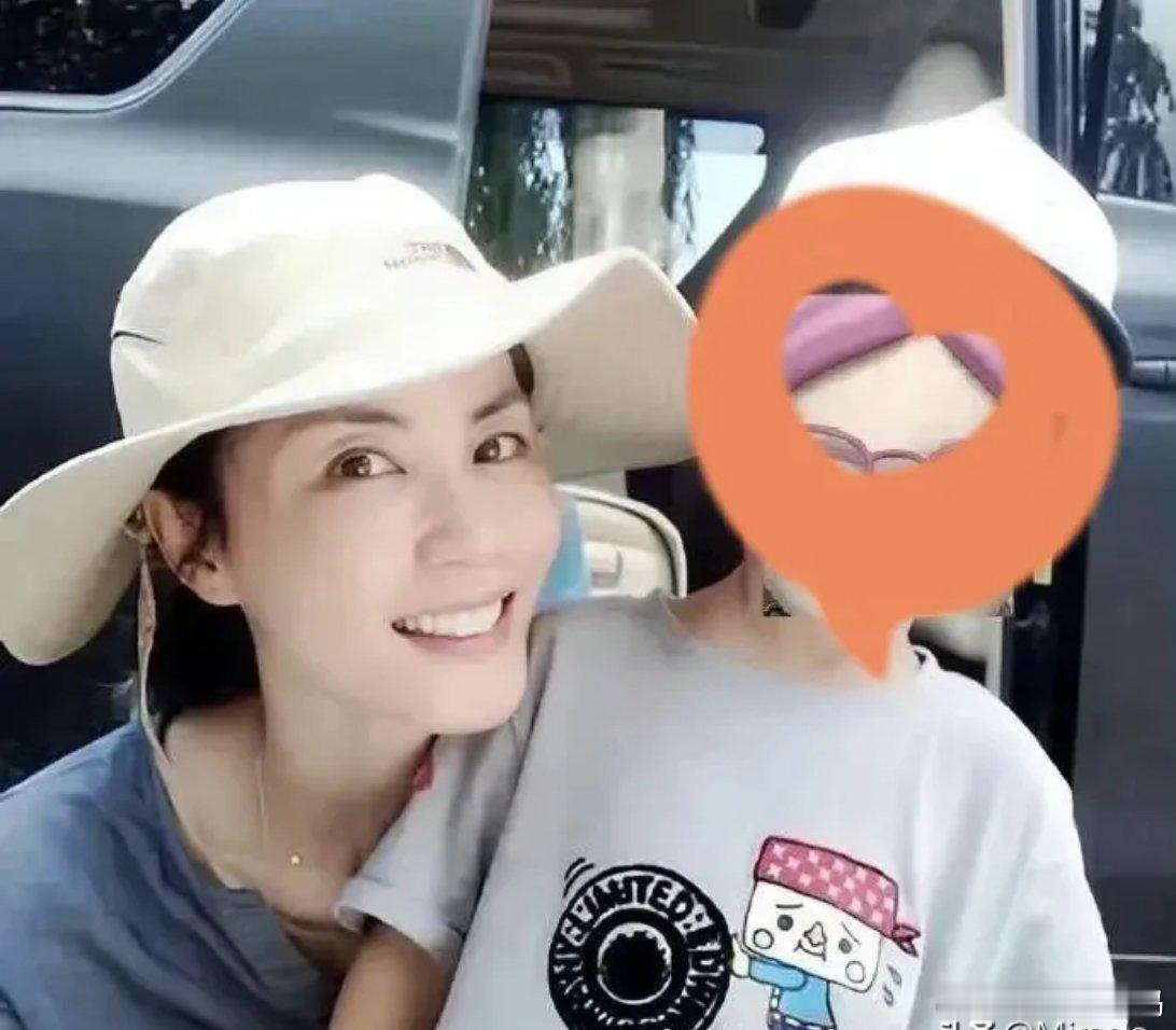 歌后王菲容颜真是抗老啊，和路人的合影，或许有人会说这是美颜了，或是人家是明星有钱