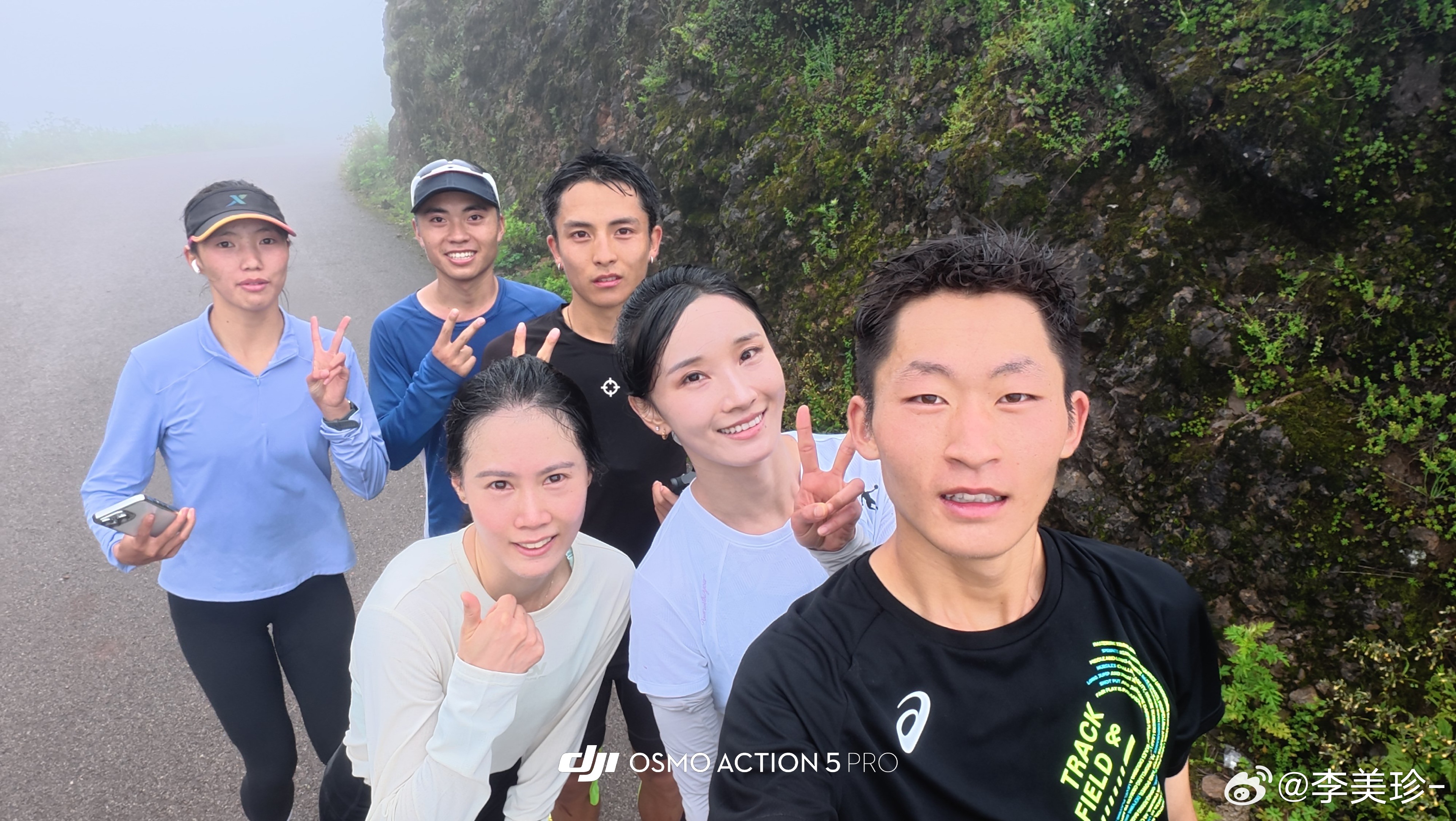 云南训练太费鞋了 鞋子没救了 刷不干净 根本刷不干净大家跑前笑嘻嘻 跑中不嘻嘻 